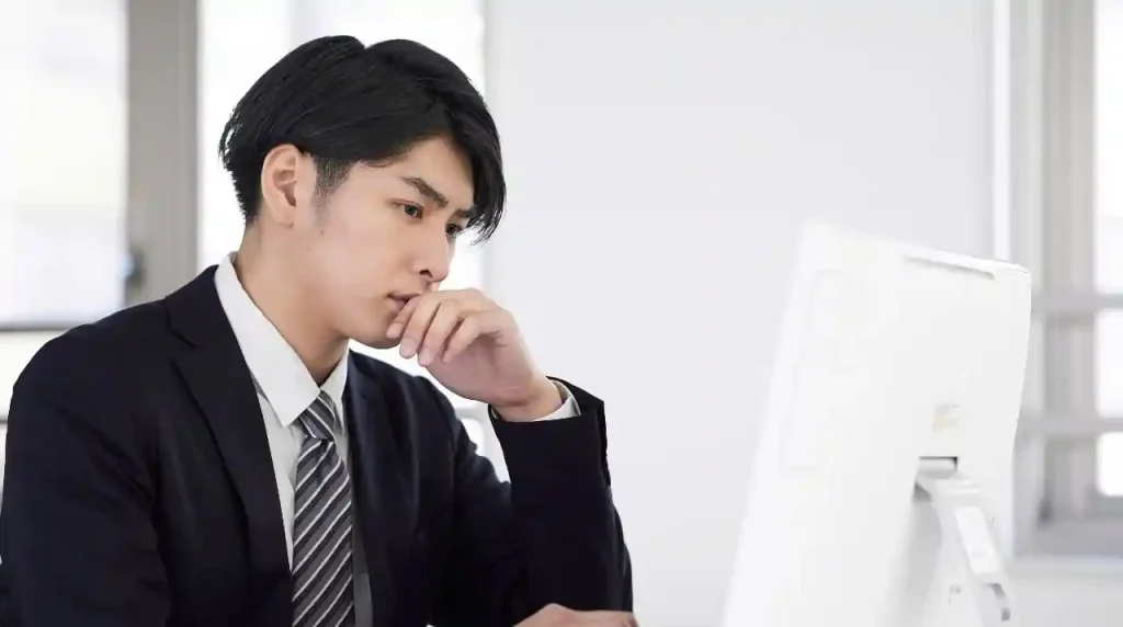 悩んでいる男性の画像