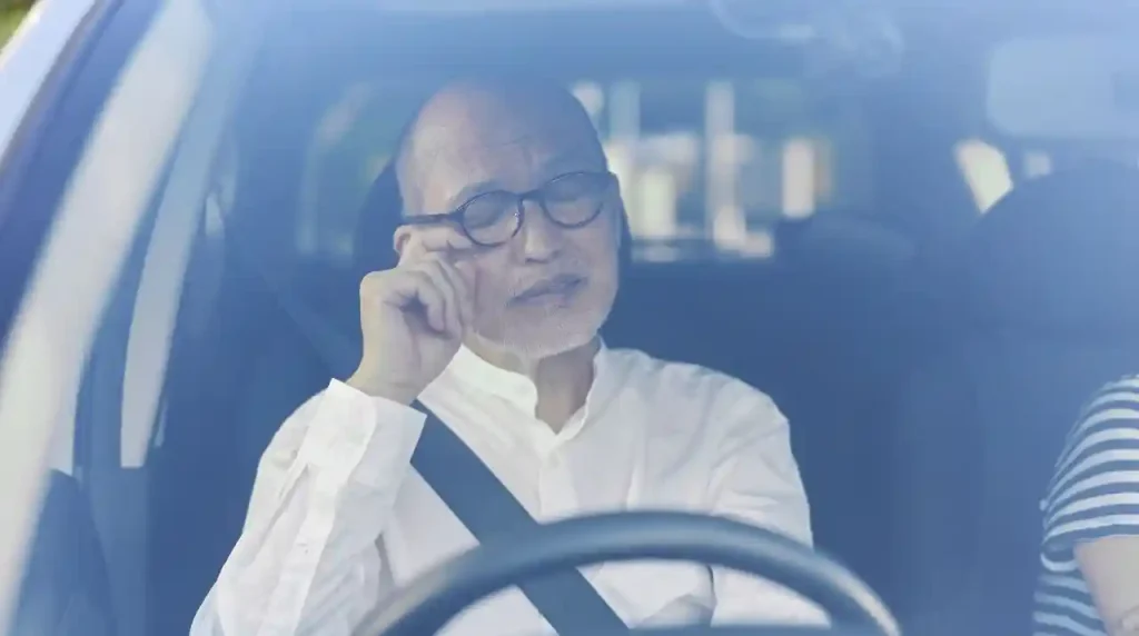 駐車場での渋滞に疲れている老人男性