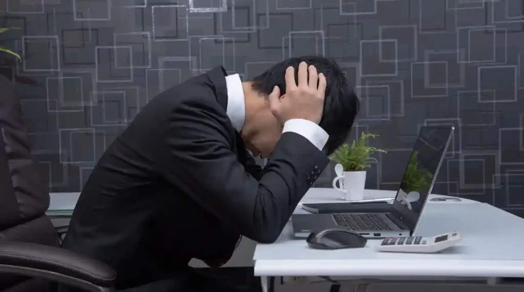 時間を浪費し苦悩している男性の画像