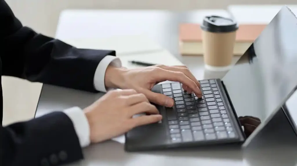 映像を見返して違反車両がないか確認している画像